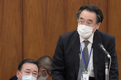 衆院経済産業委員会で立憲民主党の大串博志氏の質問に答える前田泰宏中小企業庁長官（右）。左は梶山弘志経済産業相＝国会内で2020年6月24日午前10時20分、竹内幹撮影