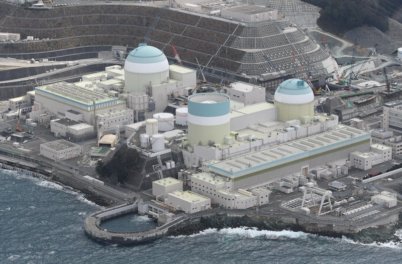 四国電力伊方原発=愛媛県伊方町で2020年1月13日、本社ヘリから大西達也撮影