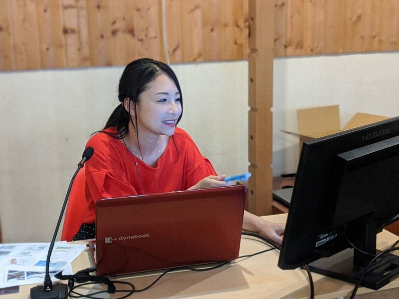 スタジオからインターネットで防災講座をライブ配信する早田蛍さん=本人提供