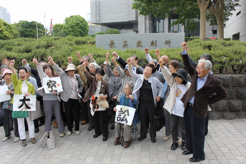 東京大空襲訴訟で敗訴を確定させた最高裁判所の前で、抗議活動をする原告団=東京都千代田区で2013年5月10日、栗原俊雄撮影