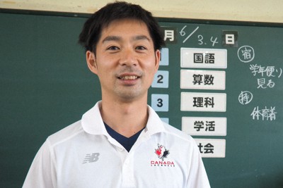 庄子寛之教諭＝東京都調布市立多摩川小学校で２０２０年６月２日午後４時５６分、大島祥平撮影