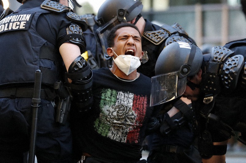 黒人男性暴行死事件に抗議するデモで、警察に取り押さえられる参加者=米ワシントンで1日、AP