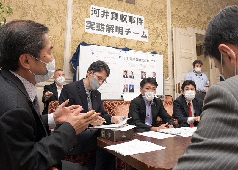 郷原信郎弁護士(手前左)を招いて立ち上げられた野党による「河井買収事件実態解明チーム」=国会内で2020年6月24日午後5時25分、竹内幹撮影