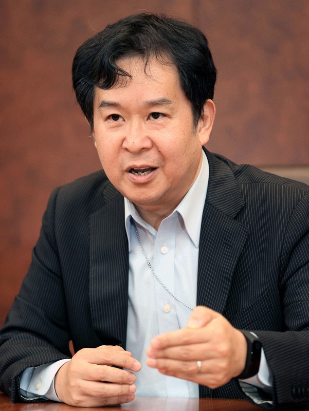 インタビューに答える日銀の安達誠司審議委員=東京都中央区で2020年6月24日、幾島健太郎撮影