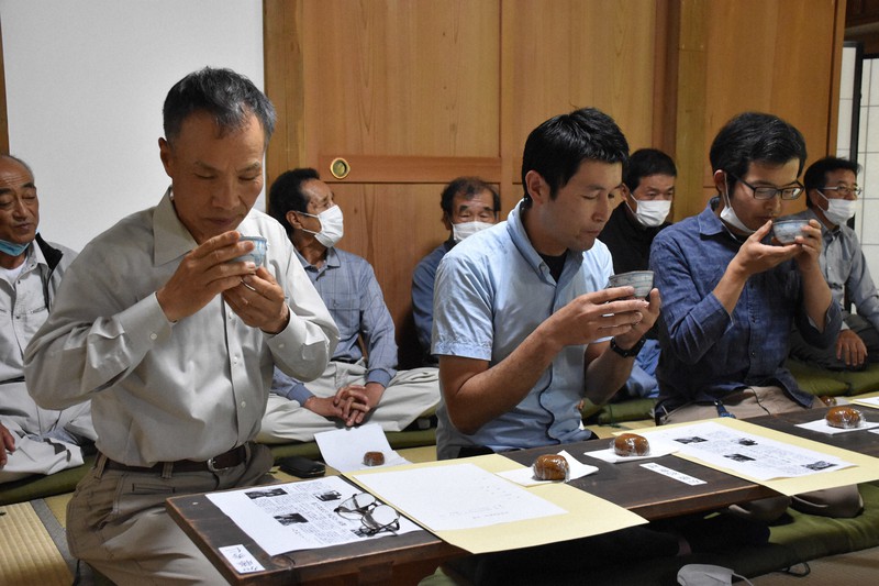 試飲会で復活した「初音茶」を味わう出席者=茨城県城里町下古内の清音寺で2020年6月24日午前10時54分、韮澤琴音撮影