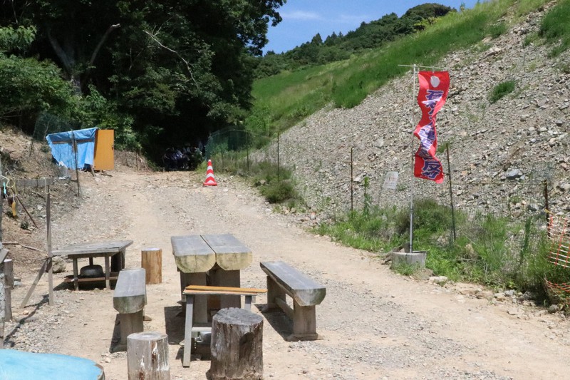 石木ダム建設に反対する住民らが設置したテーブル、椅子など=長崎県川棚町で、綿貫洋撮影