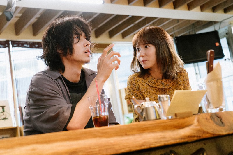 映画「劇場」の一場面。主演は山崎賢人(左)と松岡茉優 ©2020「劇場」製作委員会