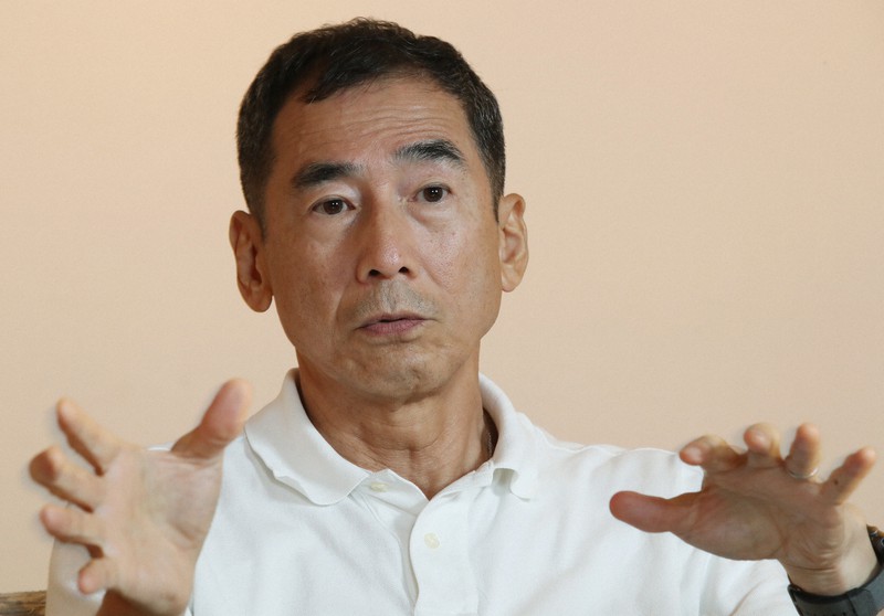 アスベストによる中皮腫で妻を亡くした隠岐拓さん=兵庫県尼崎市で2020年6月18日、菱田諭士撮影