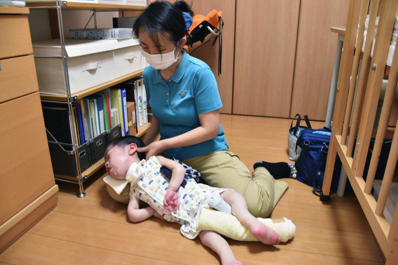 在宅でケアを受ける古賀直樹さん。発熱で新型コロナウイルス感染を疑われた4月には訪問看護が一時ストップした=福岡市早良区で2020年6月5日午後2時40分、山口桂子撮影