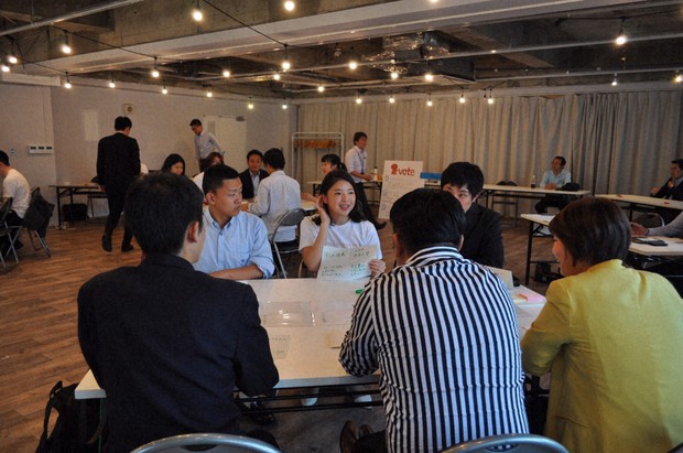 若者と議員が話すイベントの様子=鈴木洋一さん撮影