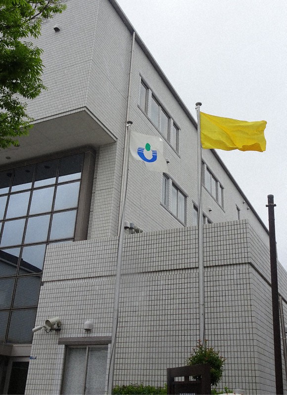 中央公民館に掲示された「浦安コロナ注意報」の発令を知らせる黄色い旗=千葉県浦安市猫実で