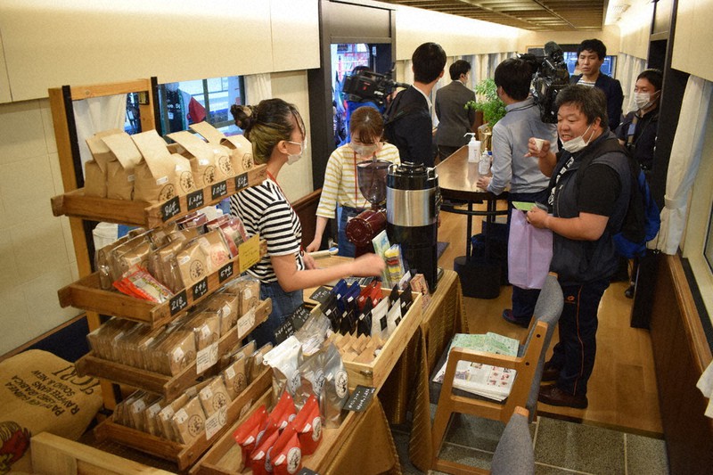観光列車内マルシェ 筑後の特産品 買い物楽しむ 西鉄 天神大牟田線４駅 福岡 毎日新聞