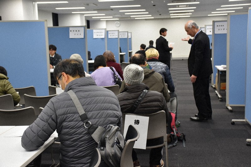 シニアを対象にした就職説明会。政府は「人生100年時代」の看板を掲げ高齢者の就労を支援してきたが……=名古屋市中村区で2018年12月、太田敦子撮影