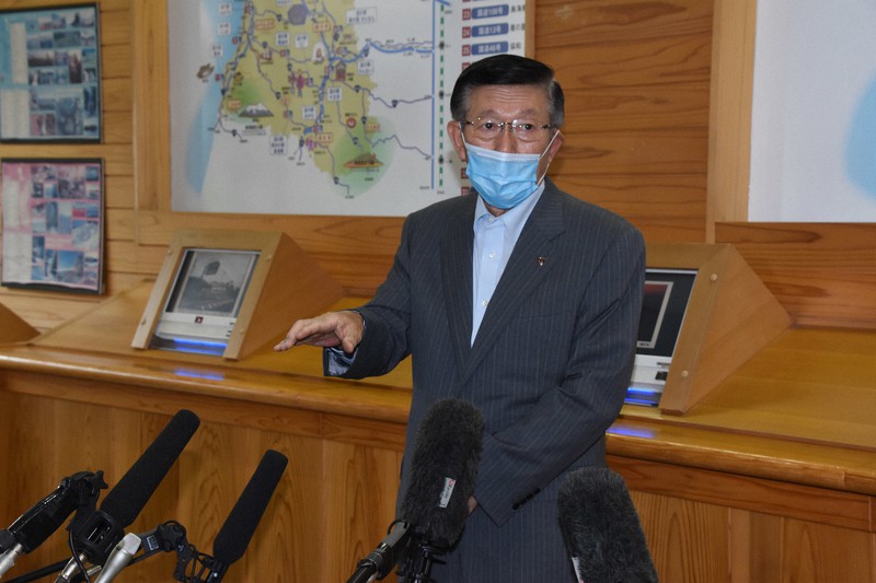河野太郎防衛相から陸上イージスの配備計画撤回の連絡を受け、取材に応じる佐竹敬久知事=県庁で2020年6月25日午前10時28分、川口峻撮影