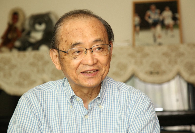 東京都知事選についてインタビューに答える前宮城県知事の浅野史郎・神奈川大学特別招聘教授=横浜市神奈川区で2020年6月23日、丸山博撮影