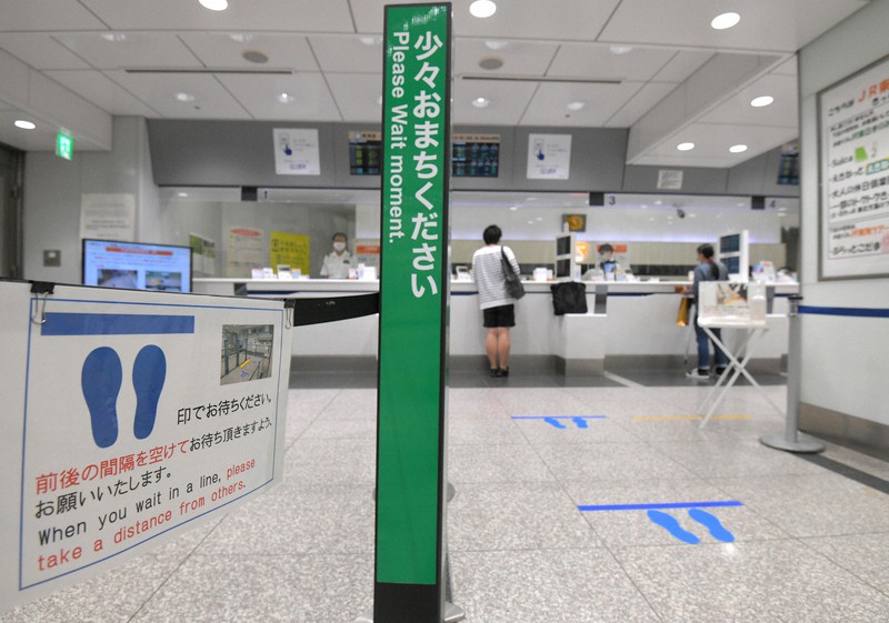 ソーシャルディスタンスを保つため間隔を開けて待つように示された表示=JR東京駅で2020年6月19日、手塚耕一郎撮影