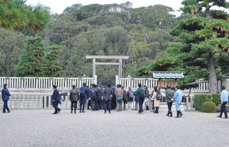 2018年、宮内庁は保全のため大山古墳の堤を発掘調査し、11月にその現場を報道陣や研究者らに公開した。写真は現地に向かう研究者たち=堺市で、花澤茂人撮影