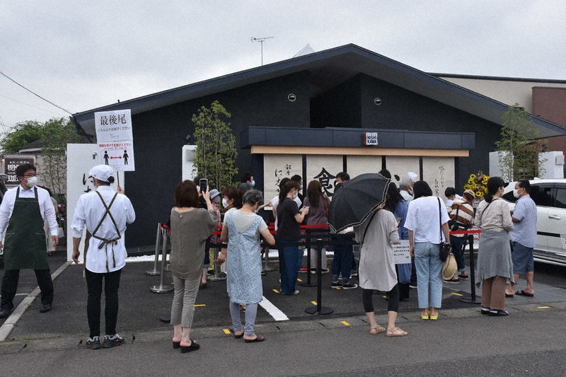 初日は開店前から約50人の行列ができた「銀座に志かわ 岐阜菅生店」=岐阜市菅生8で