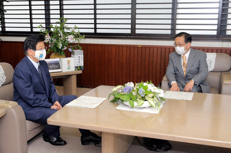 リニア中央新幹線の南アルプストンネル工事について会談する川勝平太知事(左)とJR東海の金子慎社長=静岡県庁で(代表撮影)