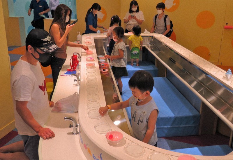 しまじろうシーパークの回転ずしコーナーで楽しむ親子ら=愛知県蒲郡市のラグーナテンボスで