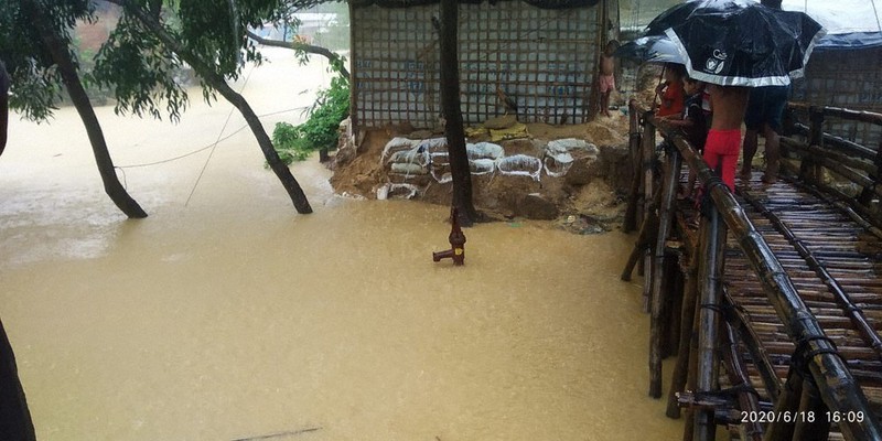 大雨で冠水したロヒンギャ難民が住むキャンプの道路=バングラデシュ南東部で18日撮影(キャンプ住民提供)