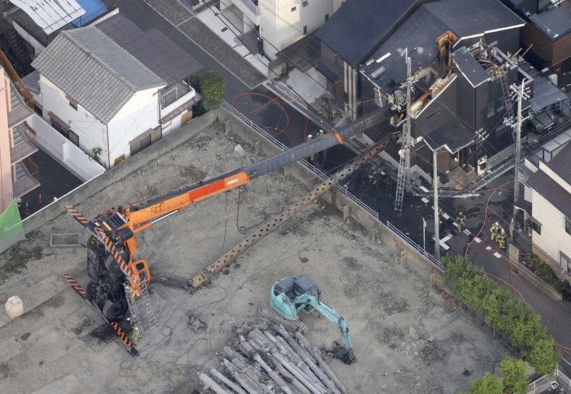 クレーン倒れ民家大破 出火 室内の女児軽傷 大阪 高槻 毎日新聞
