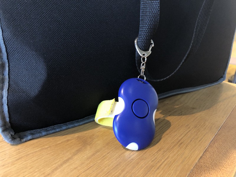 「エヌアセット」が物件案内中の社員に携帯させている防犯ブザー=同社提供