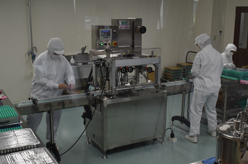 コロナ禍のマスク生活で夏場に向けて人気急上昇のハッカ油スプレーの生産がフル稼働=北見ハッカ通商で2020年6月19日午前11時20分、本多竹志撮影
