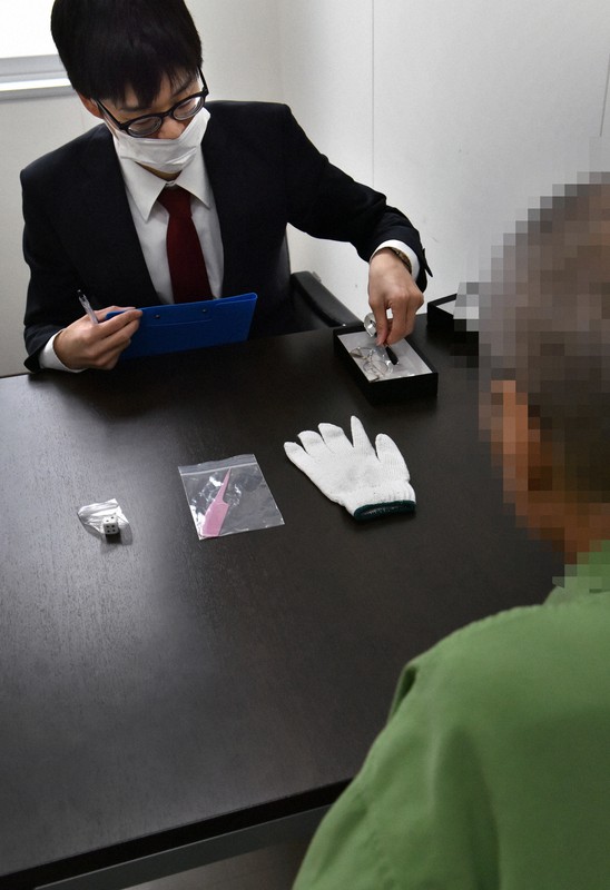 入所時の認知症簡易検査を受ける高齢受刑者(手前)=福岡県宇美町の福岡刑務所で2020年2月19日、田鍋公也撮影(画像の一部を加工しています)