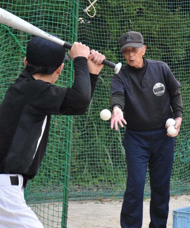選手10人の長崎玉成高軟式野球部 存続かけ85歳 レジェンド監督 と頂点目指す 毎日新聞