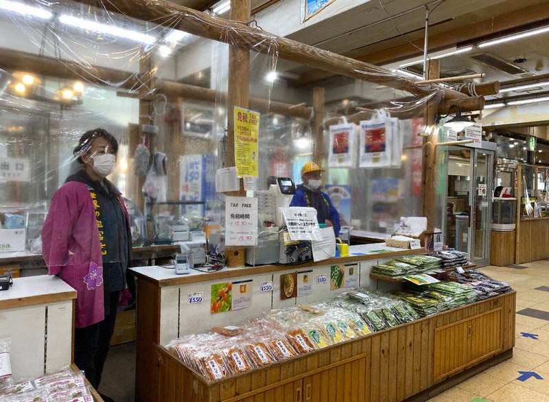 吉田口5合目の土産物店。各レジにおしぼりを置き、店員も距離を取って並ぶ=山梨県で2020年6月17日、古川幸奈撮影
