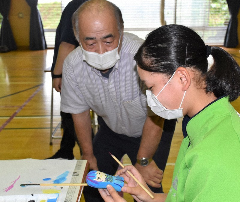 生徒にアドバイスする新山実さん=宮城県白石市立福岡中学校で