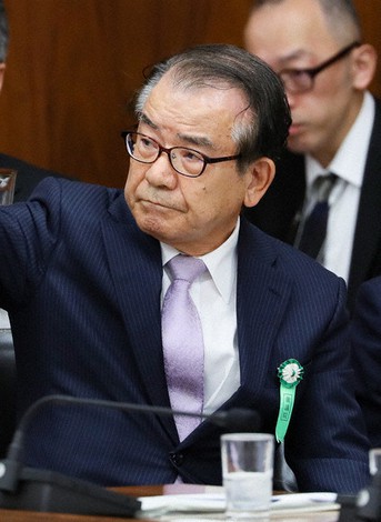 国会で答弁するNHK経営委員会の森下俊三委員長=国会内で3月、吉田航太撮影