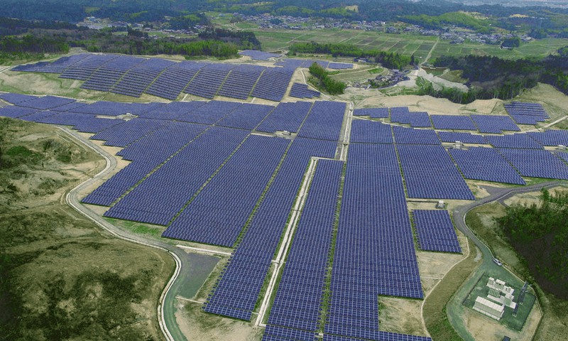 三重県四日市市で稼働中の大規模太陽光発電所=レノバ提供