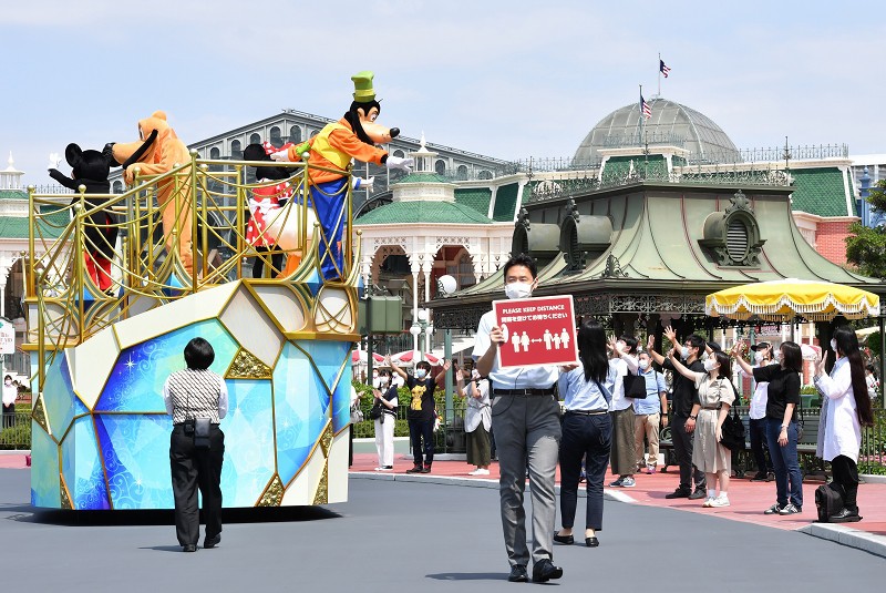 東京ディズニー1日再開 4カ月ぶり 客同士の距離確保 パレードは中止 写真特集3 13 毎日新聞
