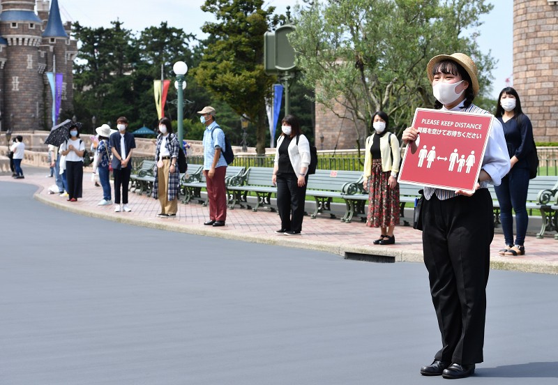 東京ディズニー1日再開 4カ月ぶり 客同士の距離確保 パレードは中止 写真特集4 13 毎日新聞