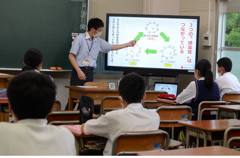 西宮市立学文中であった、新型コロナウイルスについて学ぶ授業=兵庫県西宮市で2020年6月12日午前9時9分、井上元宏撮影