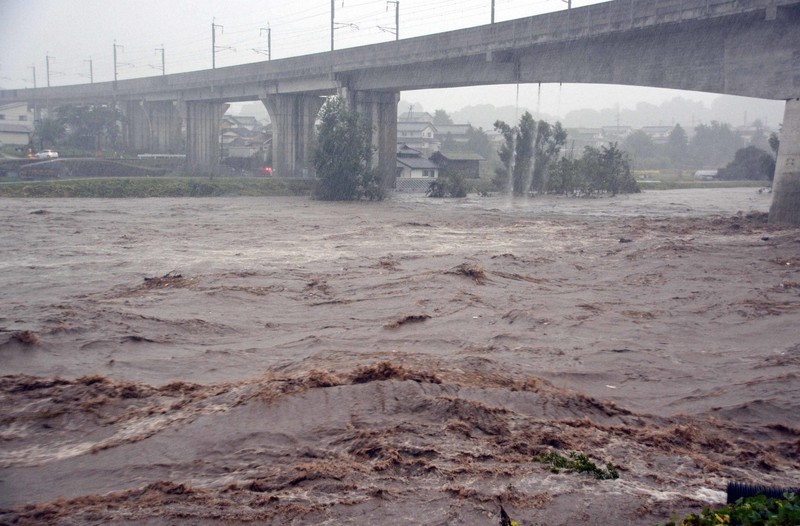 氾濫危険水位を超え、堤防ぎりぎりまで濁流が迫る千曲川。台風19号では、長野市長沼地区の千曲川堤防などが決壊し、1700人以上が自宅に残され救助された=長野県佐久市御馬寄で2019年10月12日、武田博仁撮影