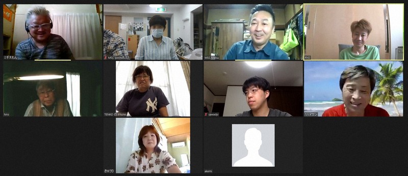 ビデオ会議システム「Zoom(ズーム)」を使ったオンライン交流会で情報共有する右田孝雄さん(左上)ら中皮腫患者とその家族ら=関西労働者安全センター提供