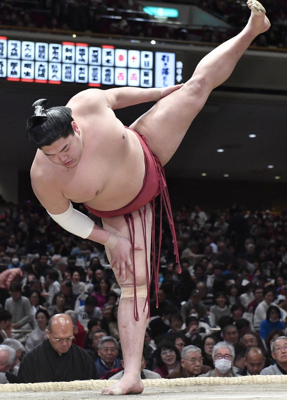 高々と脚を上げて四股を踏む阿炎=両国国技館で2018年1月28日、藤井達也撮影