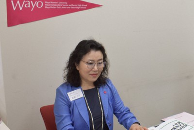 最新の入試について説明する入試センター職員
