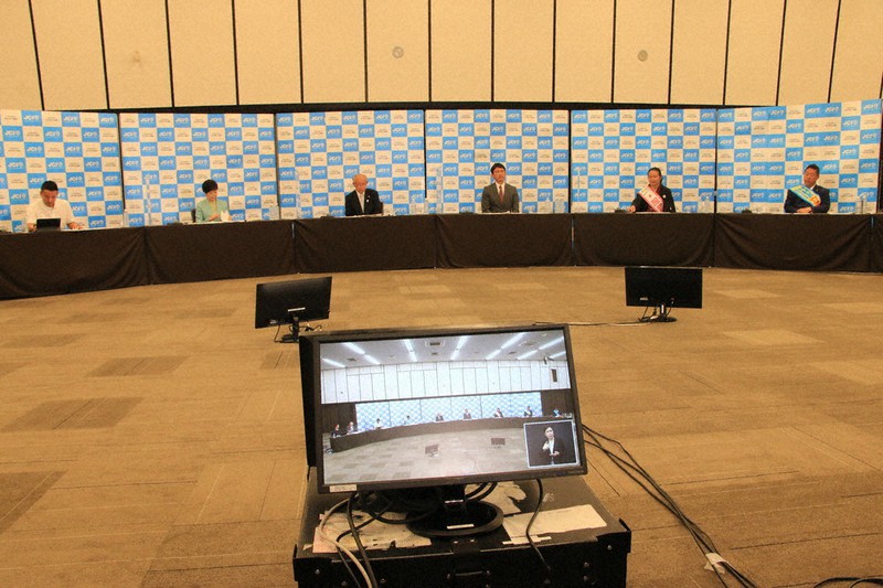 公開討論会に臨む都知事選の主な候補者。新型コロナウイルス対策のため一般の来場者は入れず、オンラインで配信された=東京都新宿区で2020年6月28日午後10時17分、稲垣衆史撮影