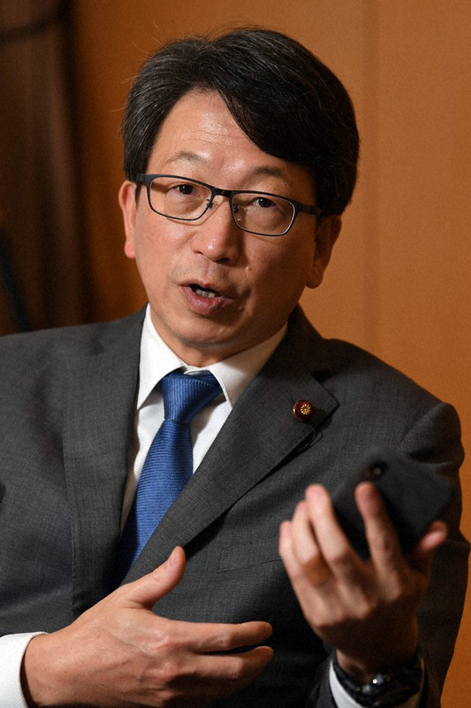 「接触アプリ」の導入についてスマートフォンを片手に記者のインタビューに答える平将明副内閣相=東京都千代田区で2020年6月24日、北山夏帆撮影