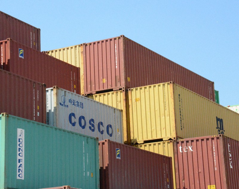 アテネ近郊ピレウス港のふ頭に積まれた中国遠洋運輸集団(COSCO)のコンテナ。欧州債務危機後、ギリシャでは中国企業の進出が目立った=2015年7月7日、宮川裕章撮影