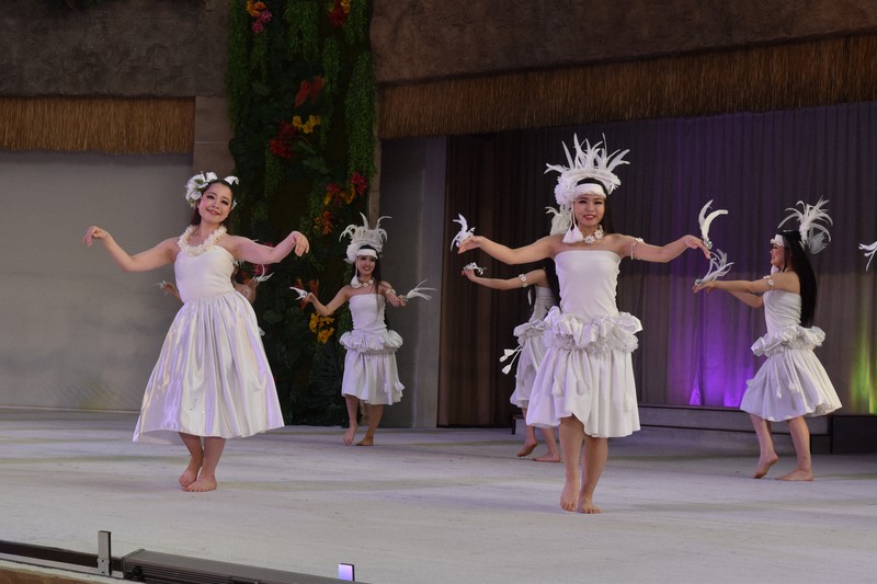 笑顔で踊るフラガール=福島県いわき市常磐藤原町のスパリゾートハワイアンズで、2020年6月29日撮影