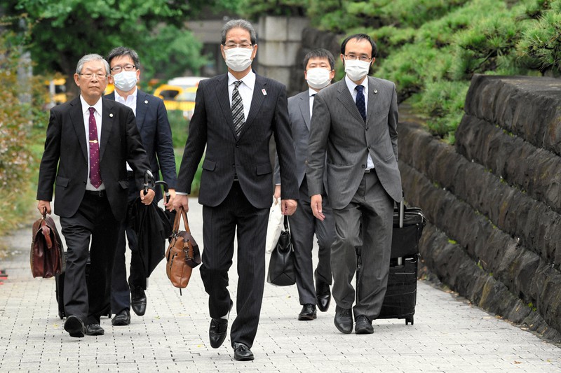最高裁に入る大阪府泉佐野市の松下義彦副市長(中央)ら=東京都千代田区で2020年6月30日午後2時8分(代表撮影)