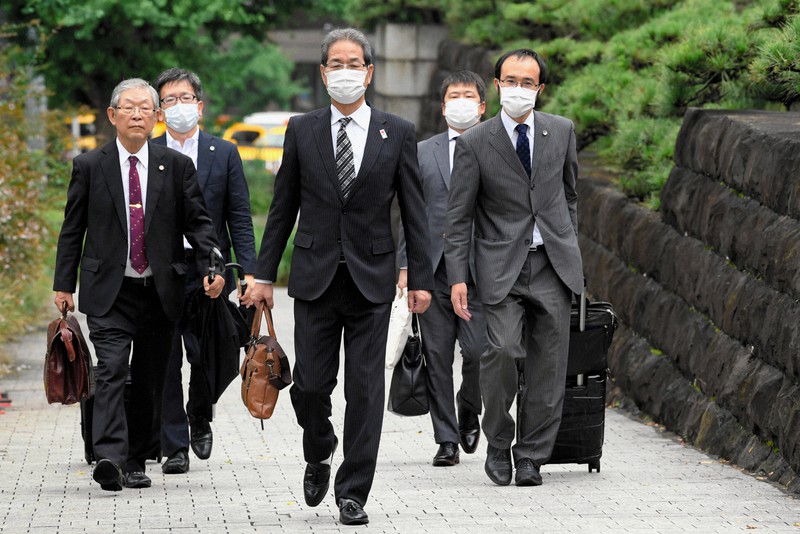 最高裁に入る大阪府泉佐野市の松下義彦副市長(中央)ら=東京都千代田区で2020年6月30日午後2時8分(代表撮影)