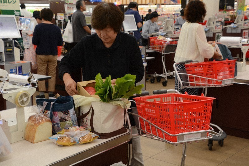 All retailers in Japan required to charge fee for plastic bags from