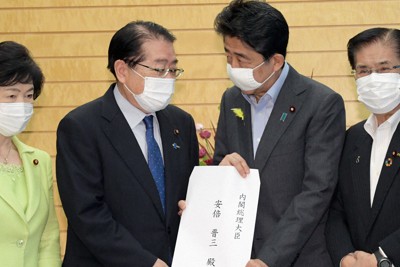 骨太の方針について安倍晋三首相（右から2人目）に提言書を手渡す公明党の石田祝稔政調会長（同3人目）＝首相官邸で2020年6月30日、竹内幹撮影