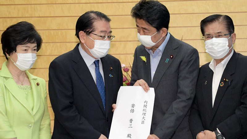 骨太の方針について安倍晋三首相(右から2人目)に提言書を手渡す公明党の石田祝稔政調会長(同3人目)=首相官邸で2020年6月30日、竹内幹撮影